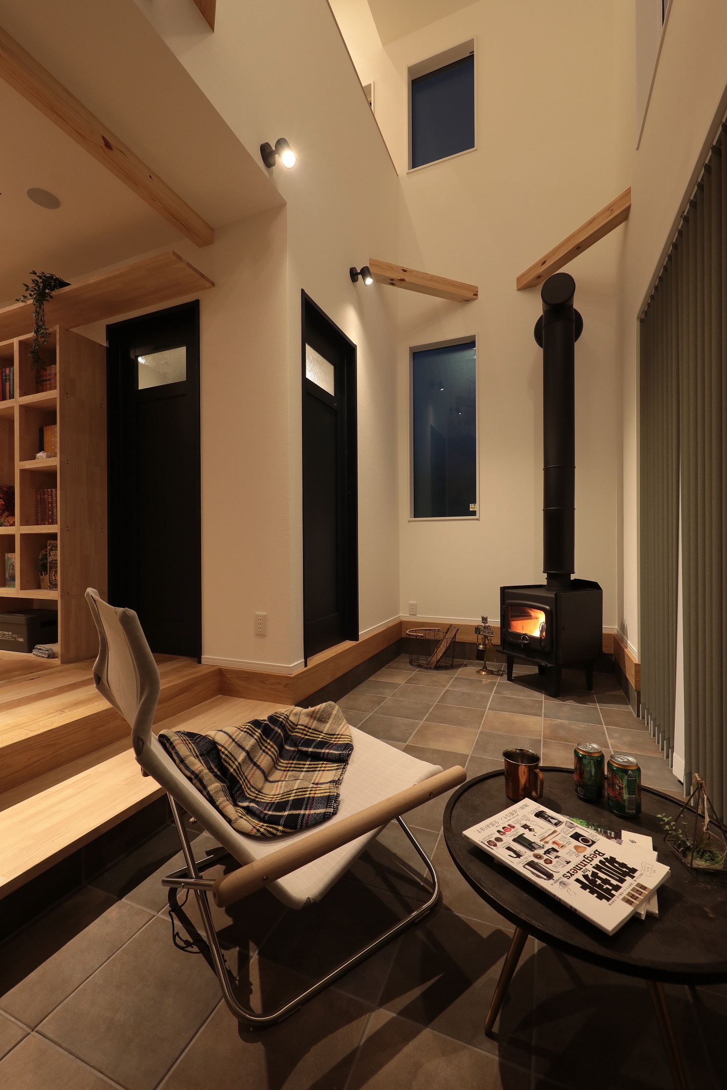 薪ストーブと吹き抜けのある北欧風の家の内装実例