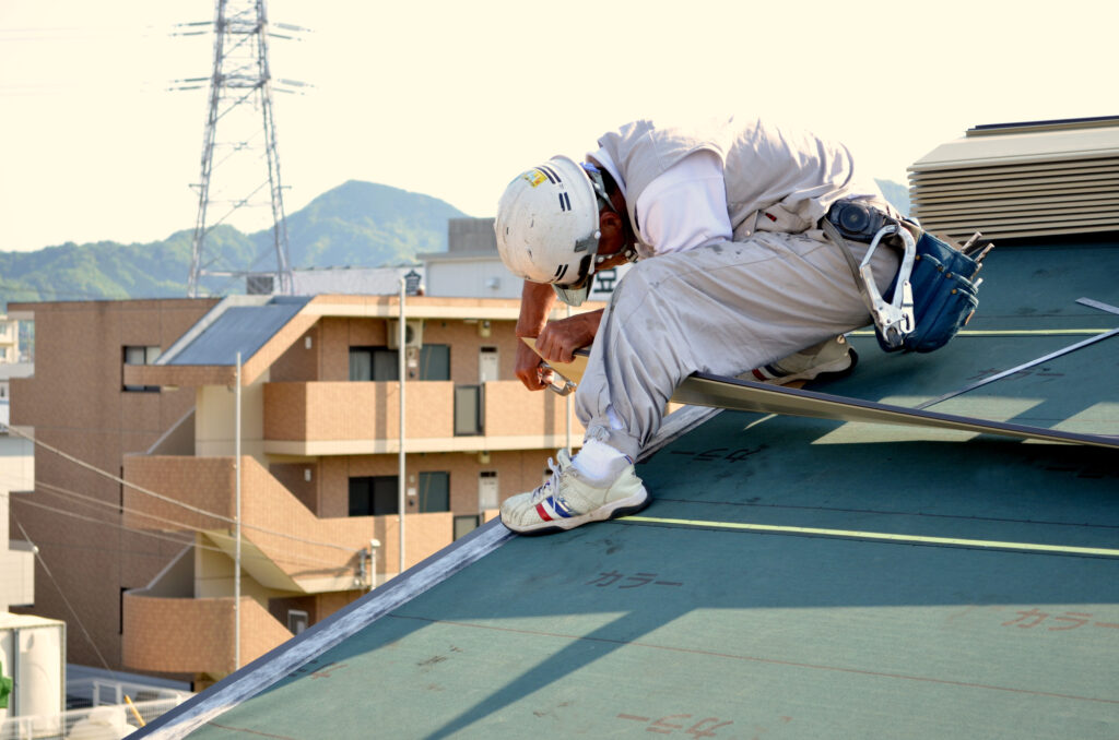 屋根断熱リフォームをしている様子