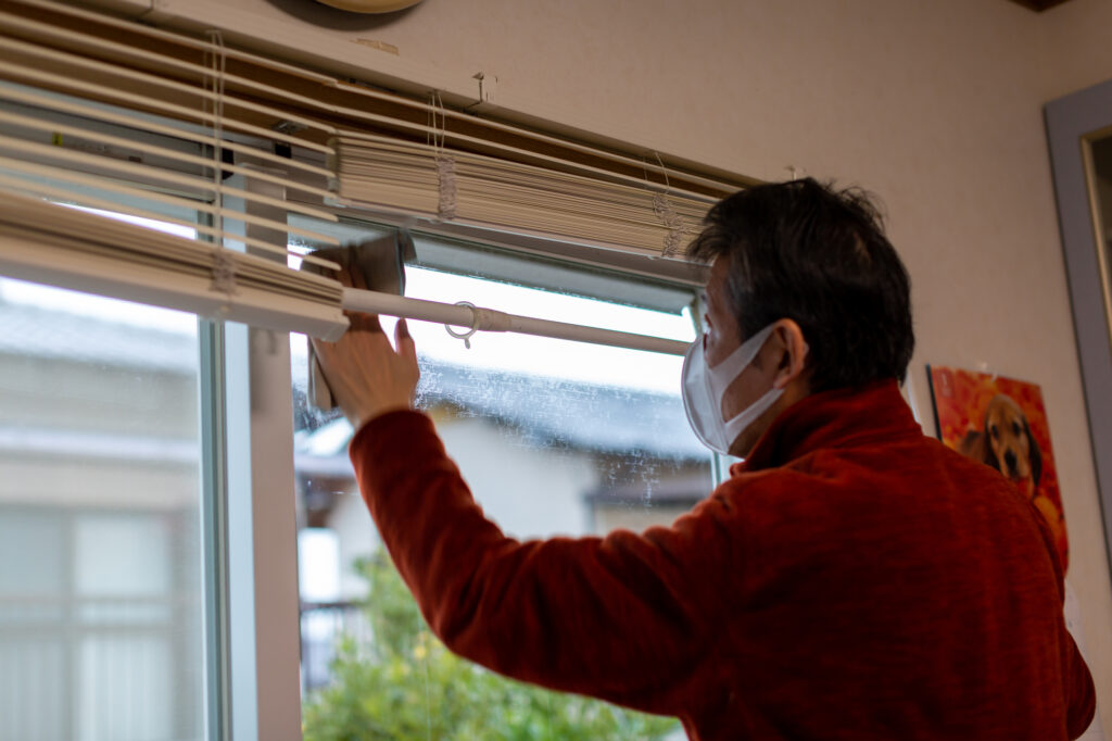 断熱シートを窓に貼る様子